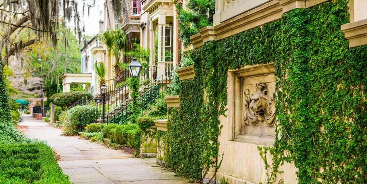 Historic Downtown Patio Retreat *