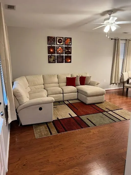 Cheerful 3 Bedroom, Close To Downtown And Arena!!! *