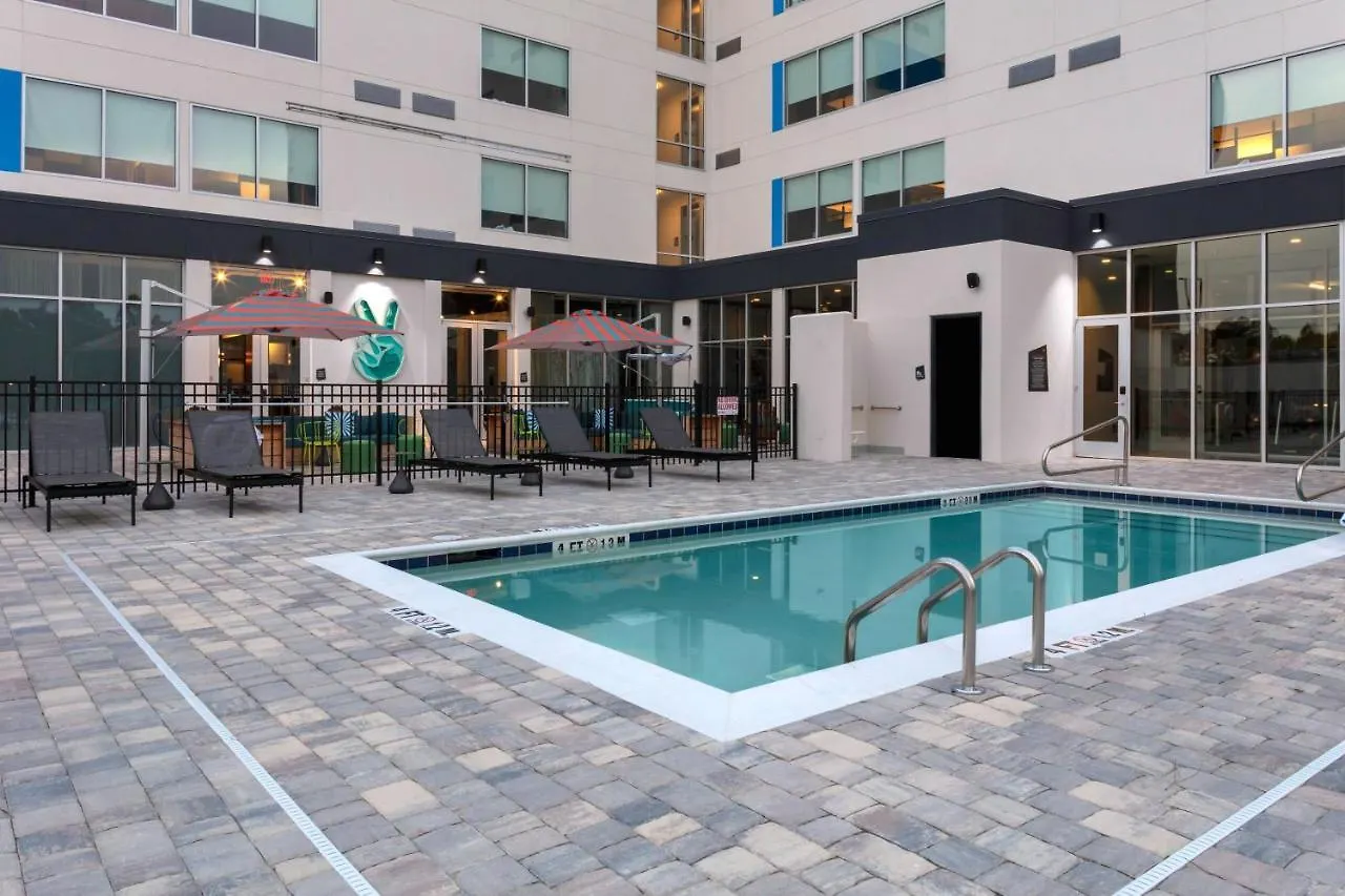 Aloft Airport Hotell 3*
