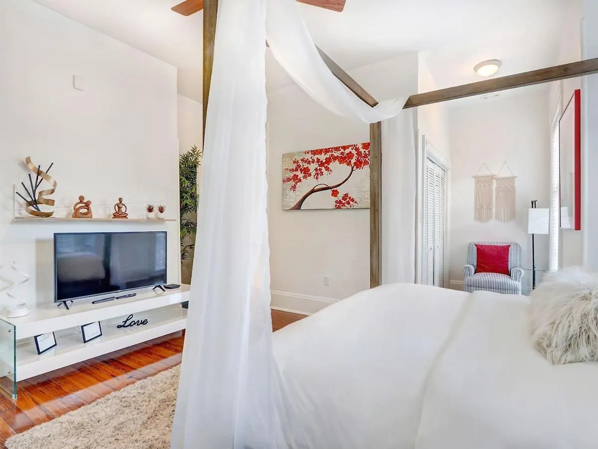 Holiday home The Lyons House - Luxe Historical - Parking Included Savannah