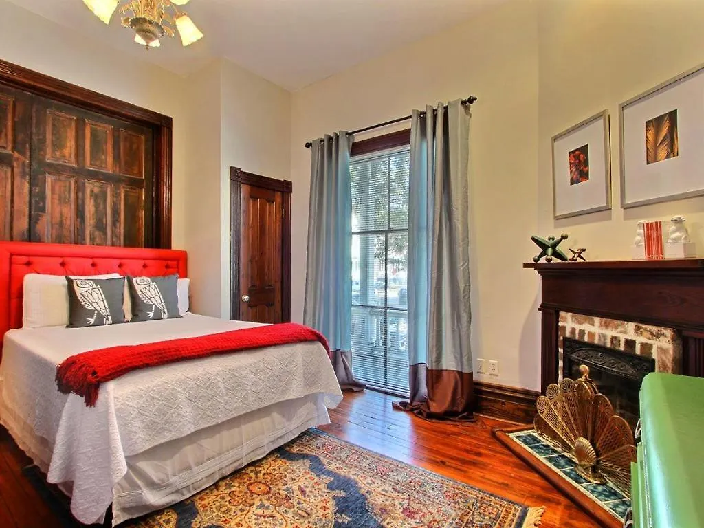 Big Blue House - Near Forsyth Park - Lower Unit