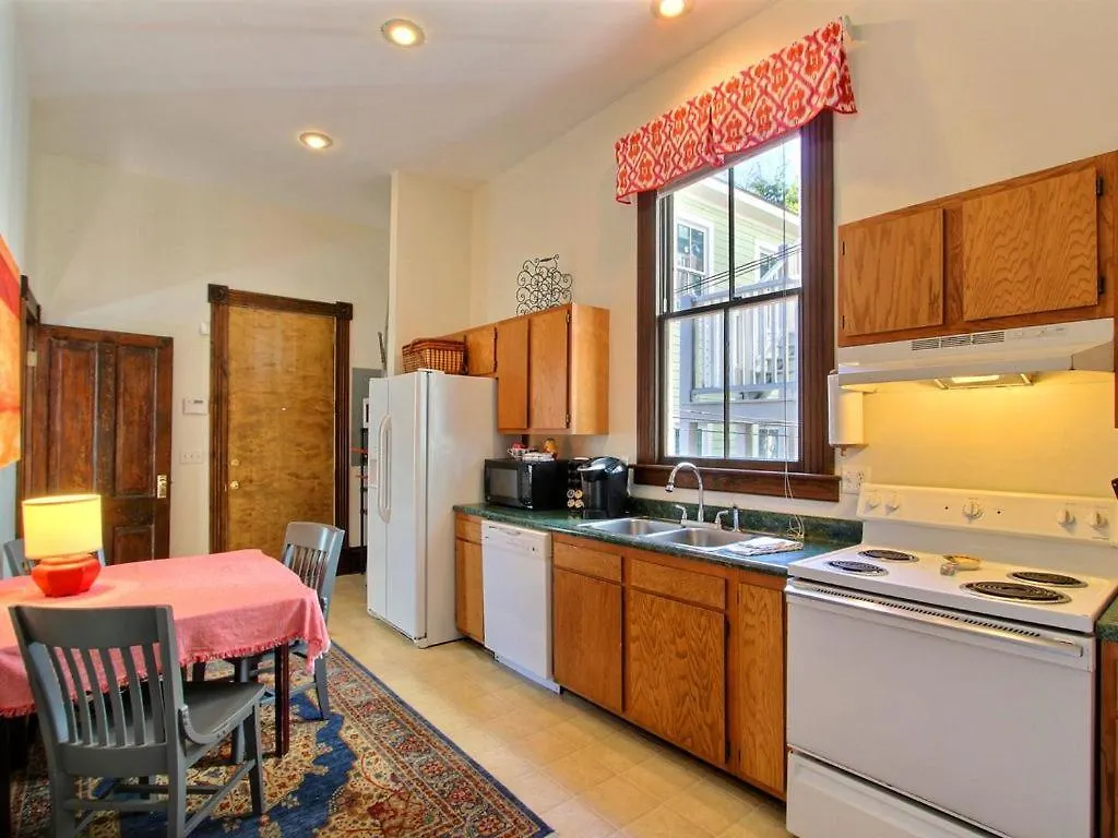 Big Blue House - Near Forsyth Park - Lower Unit Holiday home *