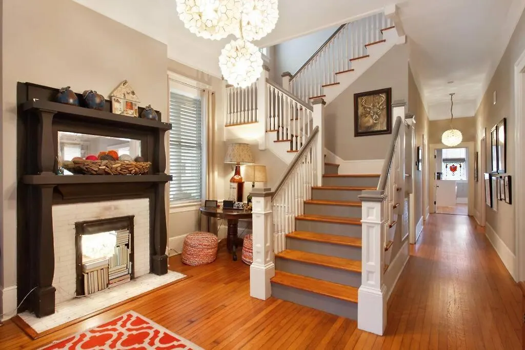 Big Yellow Brick House - Victorian District 펜션 *
