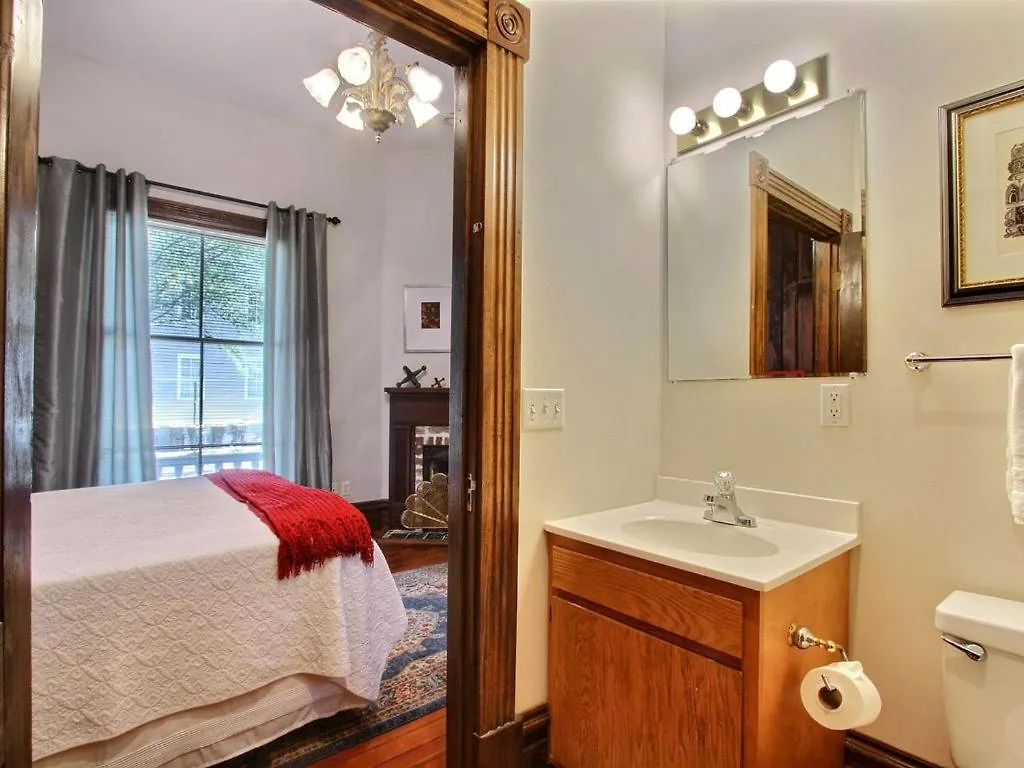 Big Blue House - Near Forsyth Park - Lower Unit *