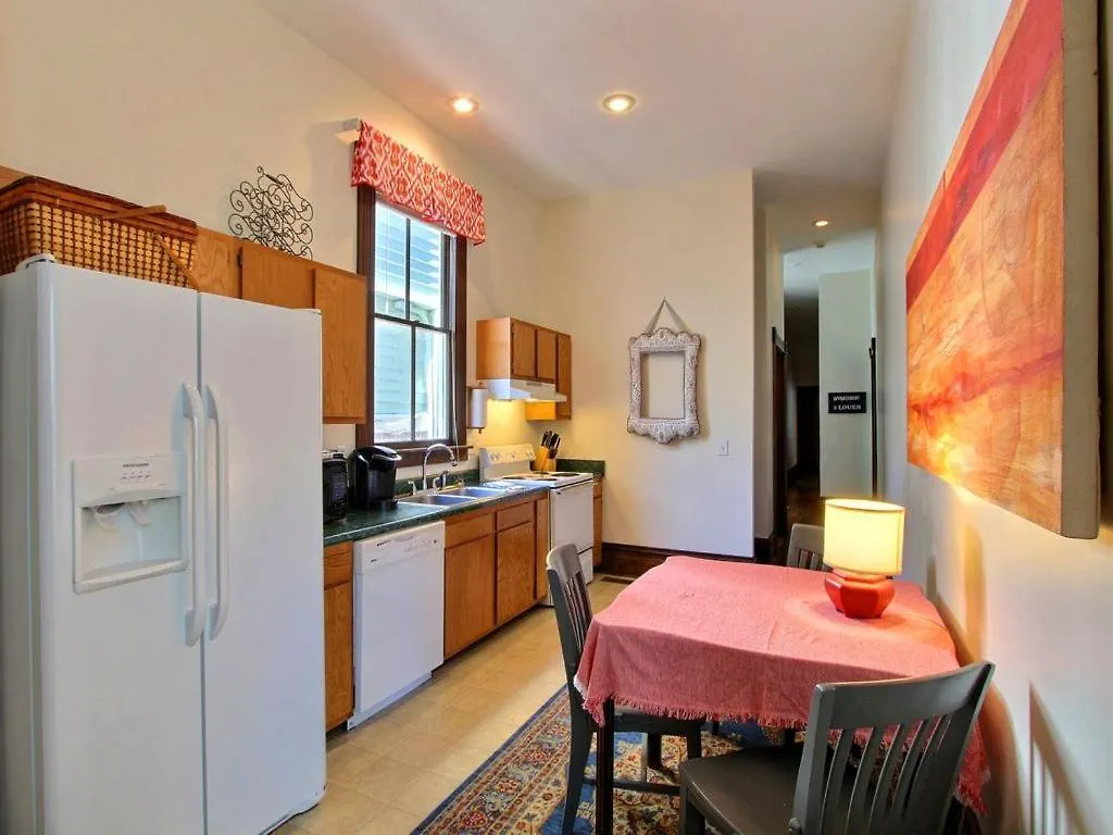 Big Blue House - Near Forsyth Park - Lower Unit *