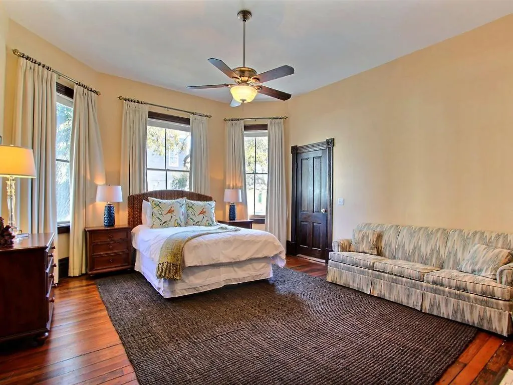 Big Blue House - Near Forsyth Park - Lower Unit Holiday home *