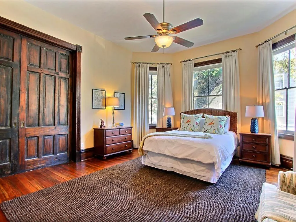 Big Blue House - Near Forsyth Park - Lower Unit Holiday home