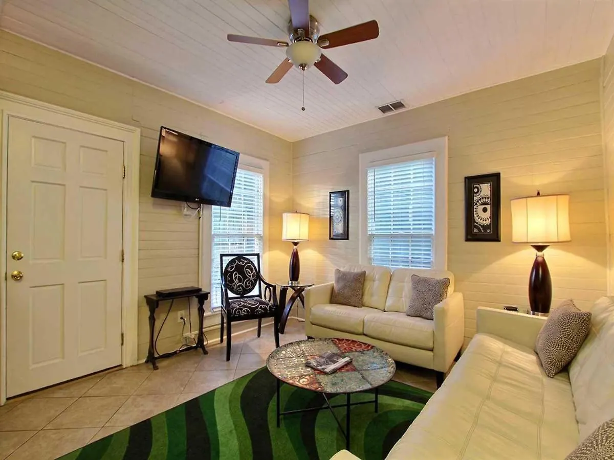 Forsyth Park West Carriage House * Savannah