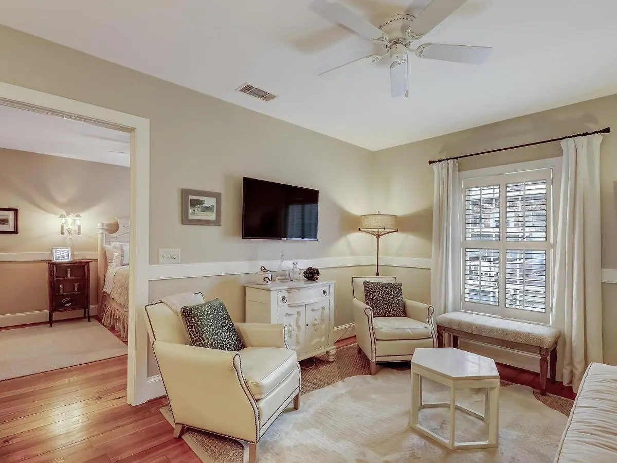 On Perry Lane Apartment