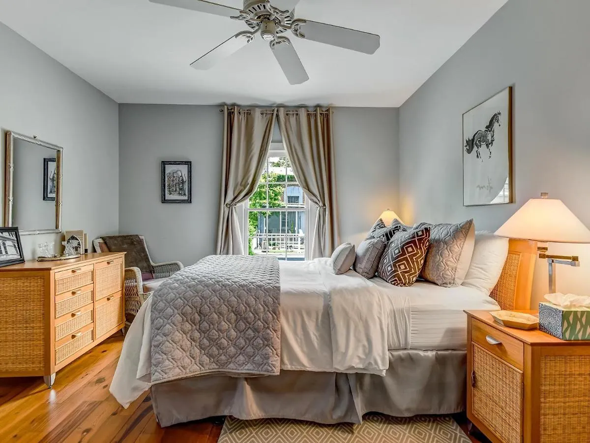 Perry Lane Carriage House *