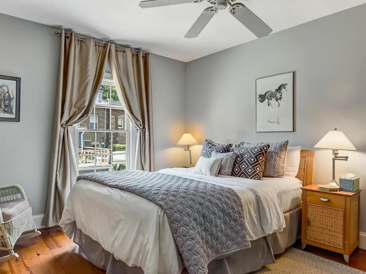 Perry Lane Carriage House *
