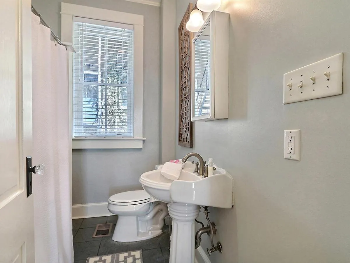 Apartament Lafayette Row Unit 1 *