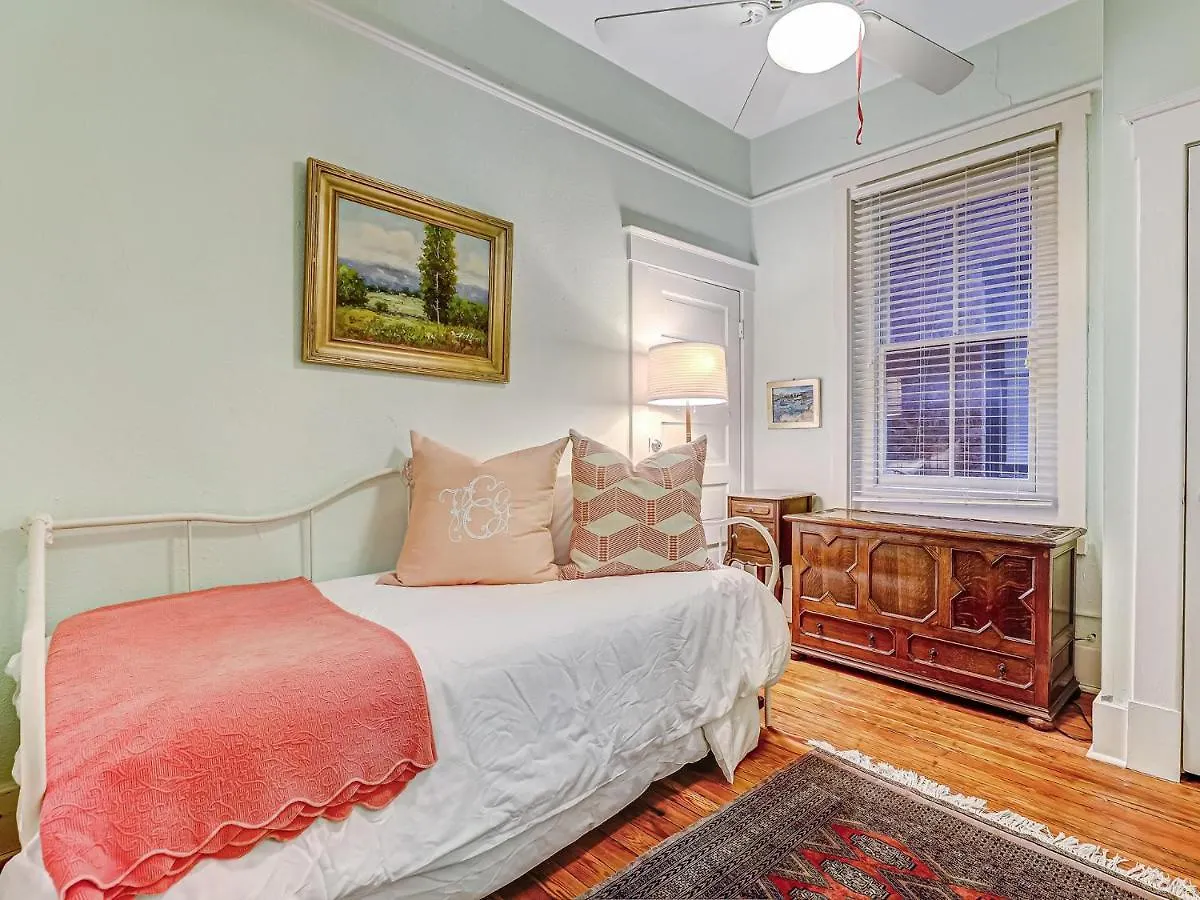 Victoria's On Lincoln Holiday home Savannah