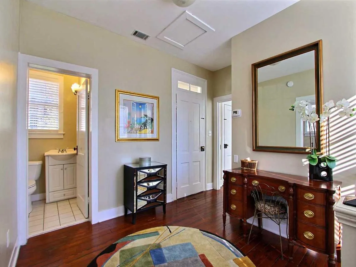 Forsyth Park West Carriage House * Savannah