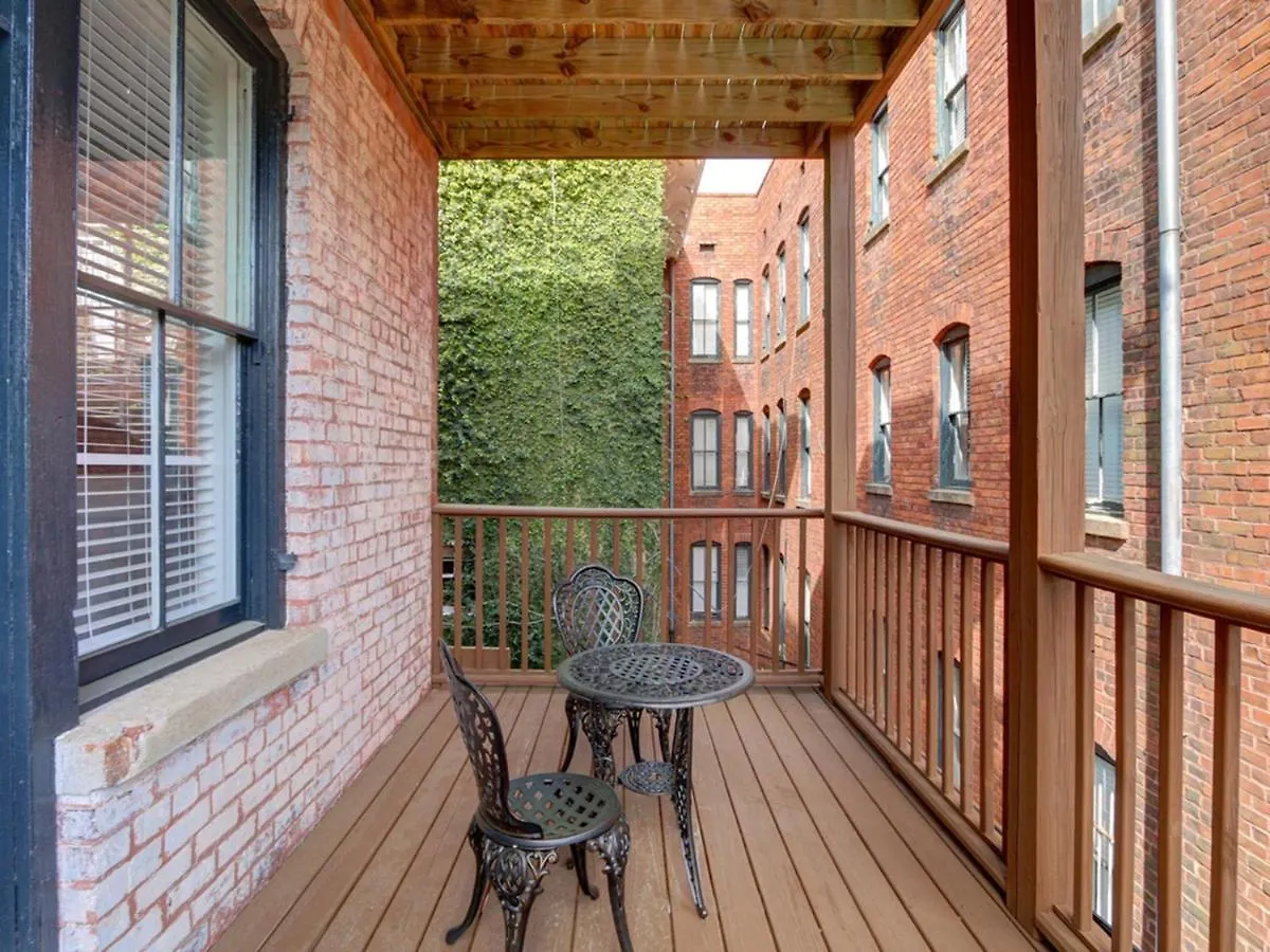 Lafayette Row Unit 2 Lejlighed