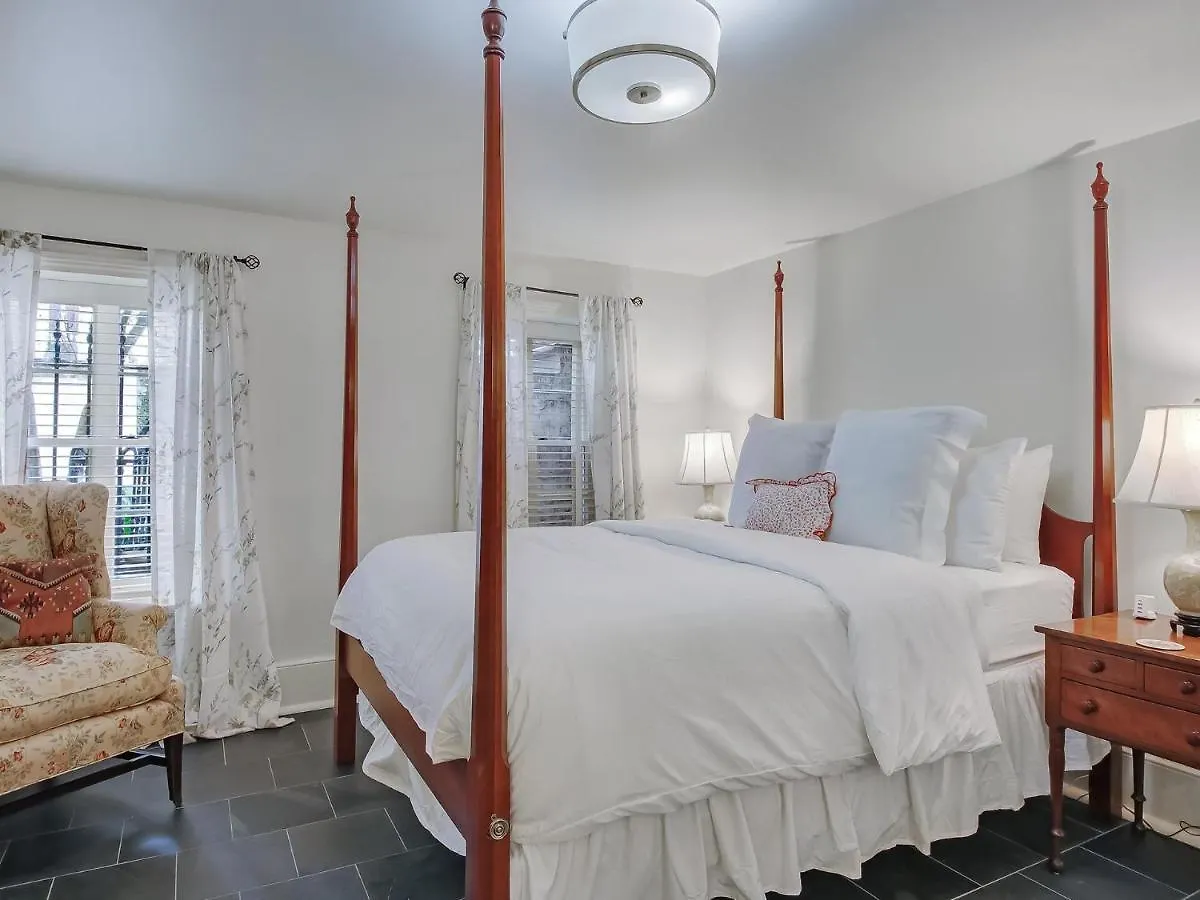 1852 Garden Apartment Savannah