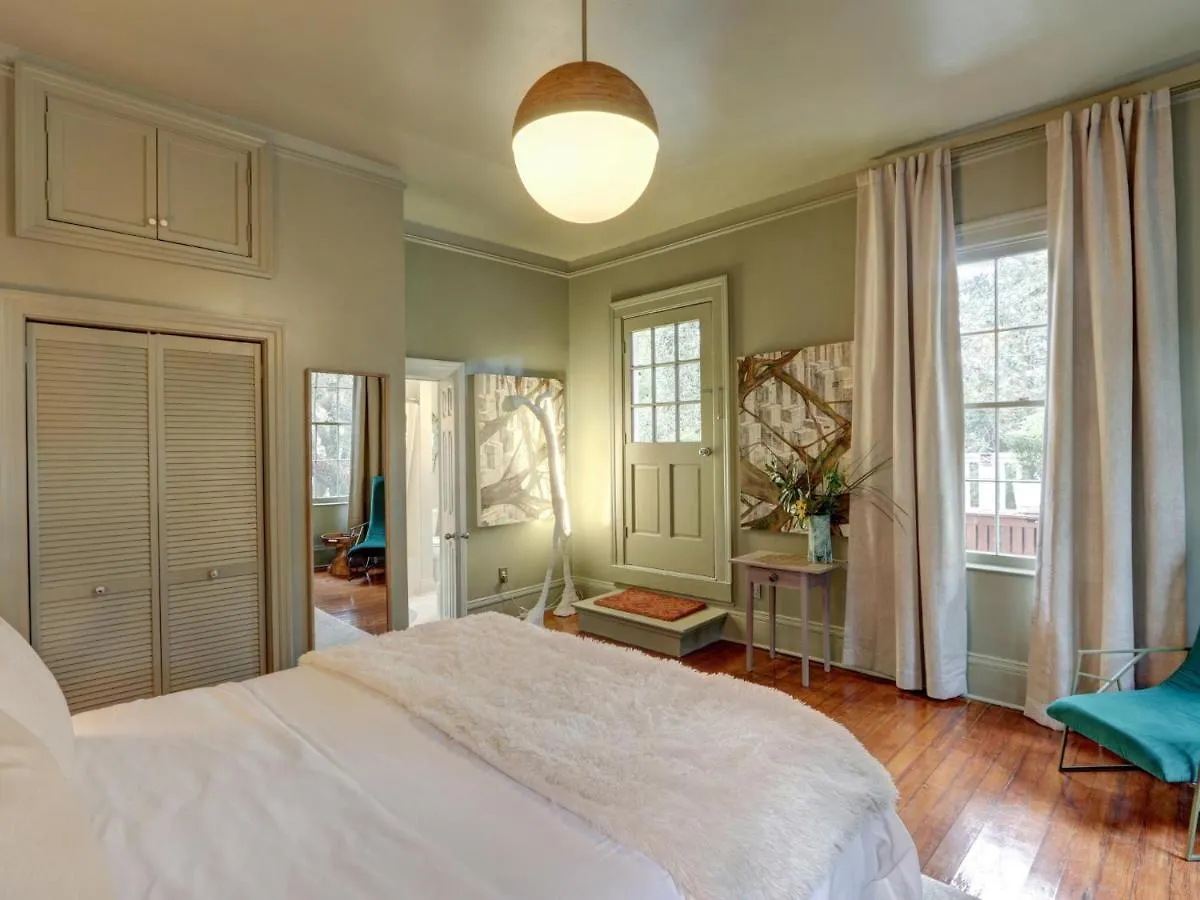 Park Avenue Treehouse * Savannah