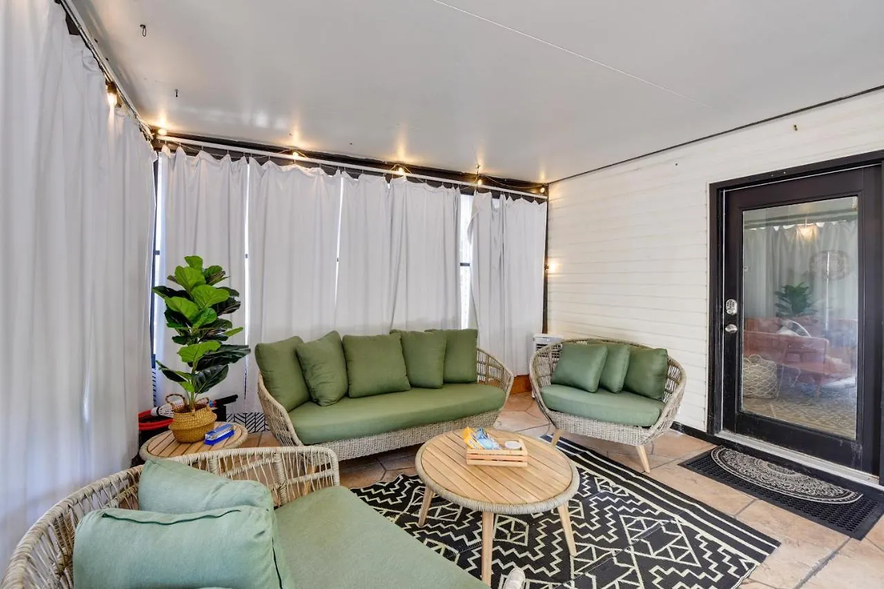 Holiday home Chic Georgia Getaway With Pool And Deck, Near Beaches! *