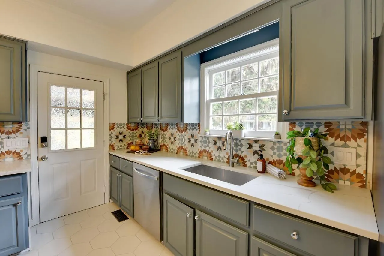 Chic Georgia Getaway With Pool And Deck, Near Beaches! Savannah