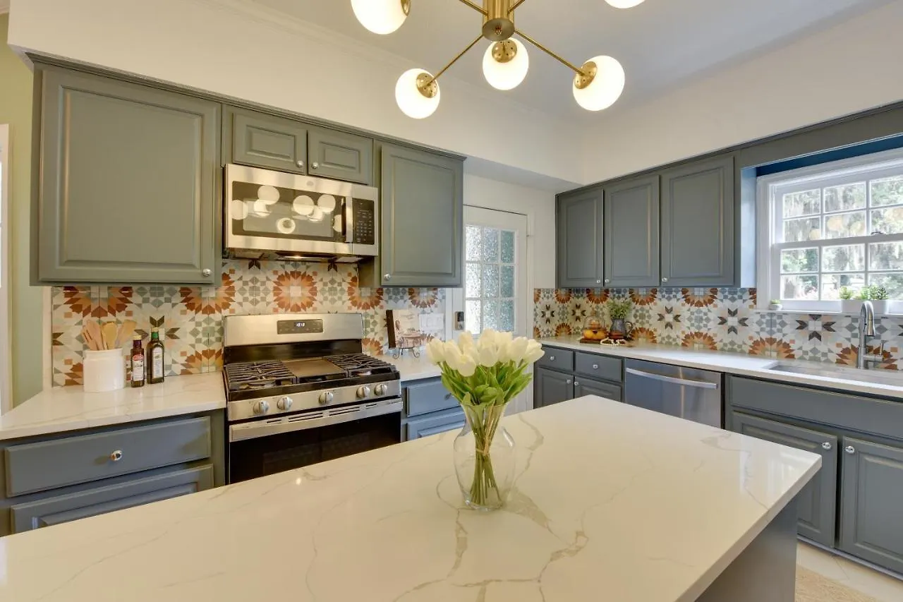 Chic Georgia Getaway With Pool And Deck, Near Beaches! Savannah