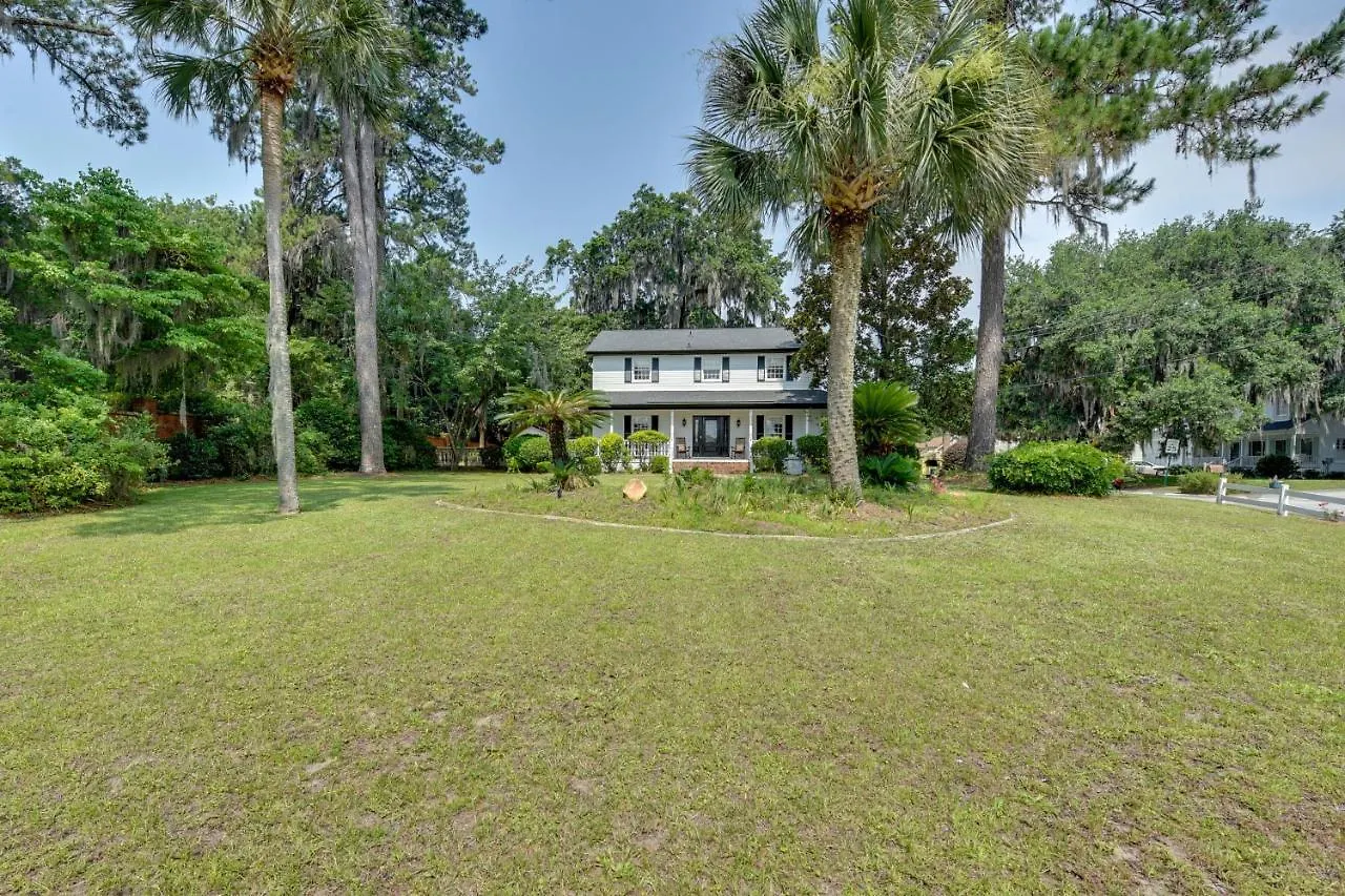 Holiday home Chic Georgia Getaway With Pool And Deck, Near Beaches!