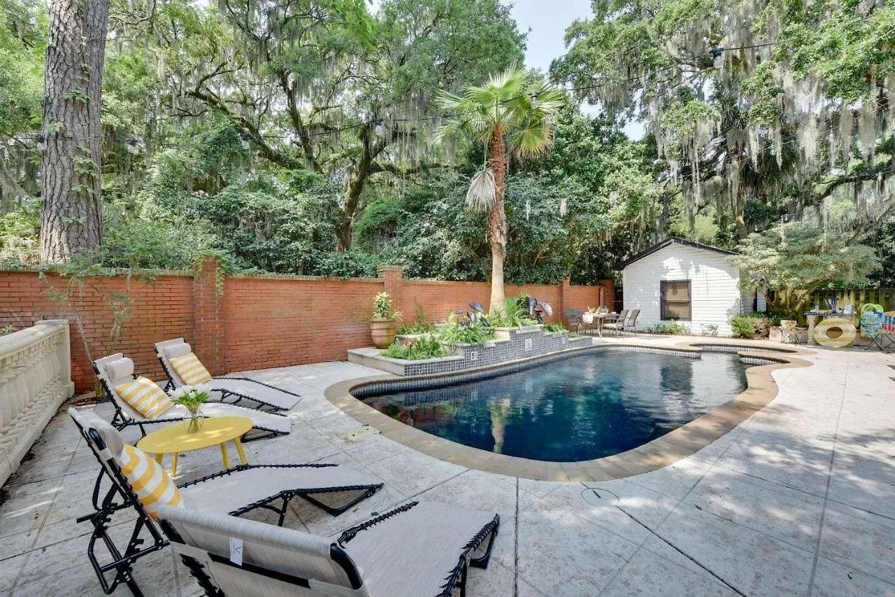 Holiday home Chic Georgia Getaway With Pool And Deck, Near Beaches!