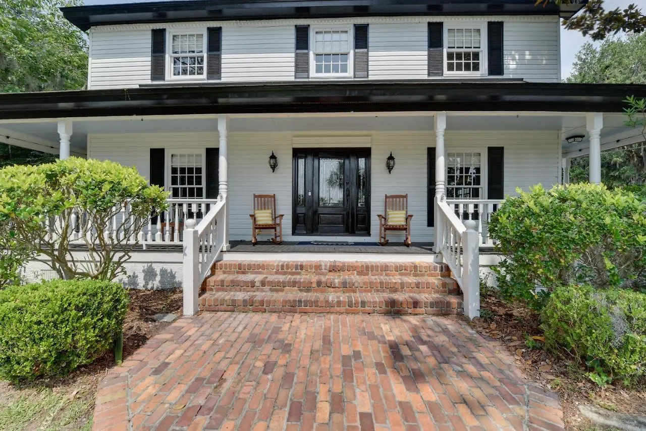 Chic Georgia Getaway With Pool And Deck, Near Beaches! Holiday home Savannah