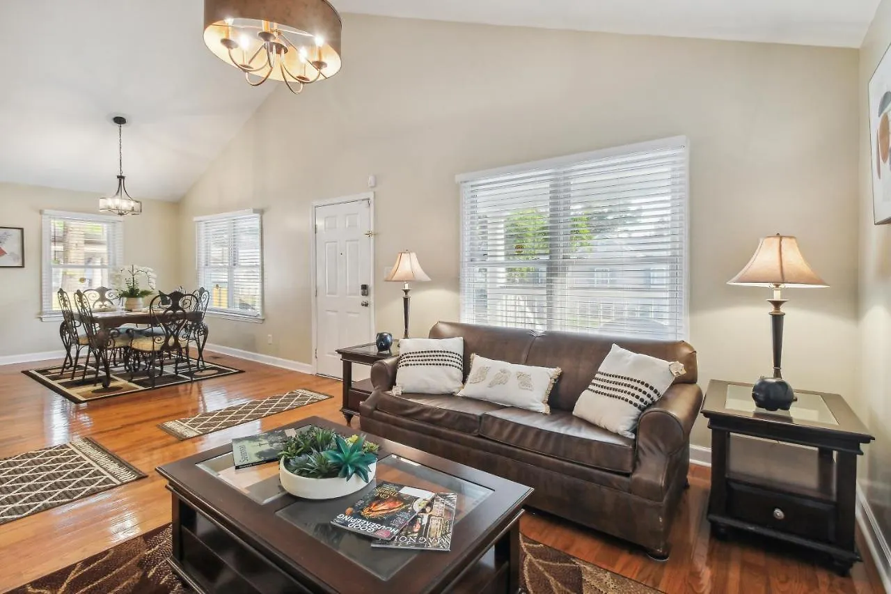 With Patio And Grill About 2 Mi To Downtown Holiday home