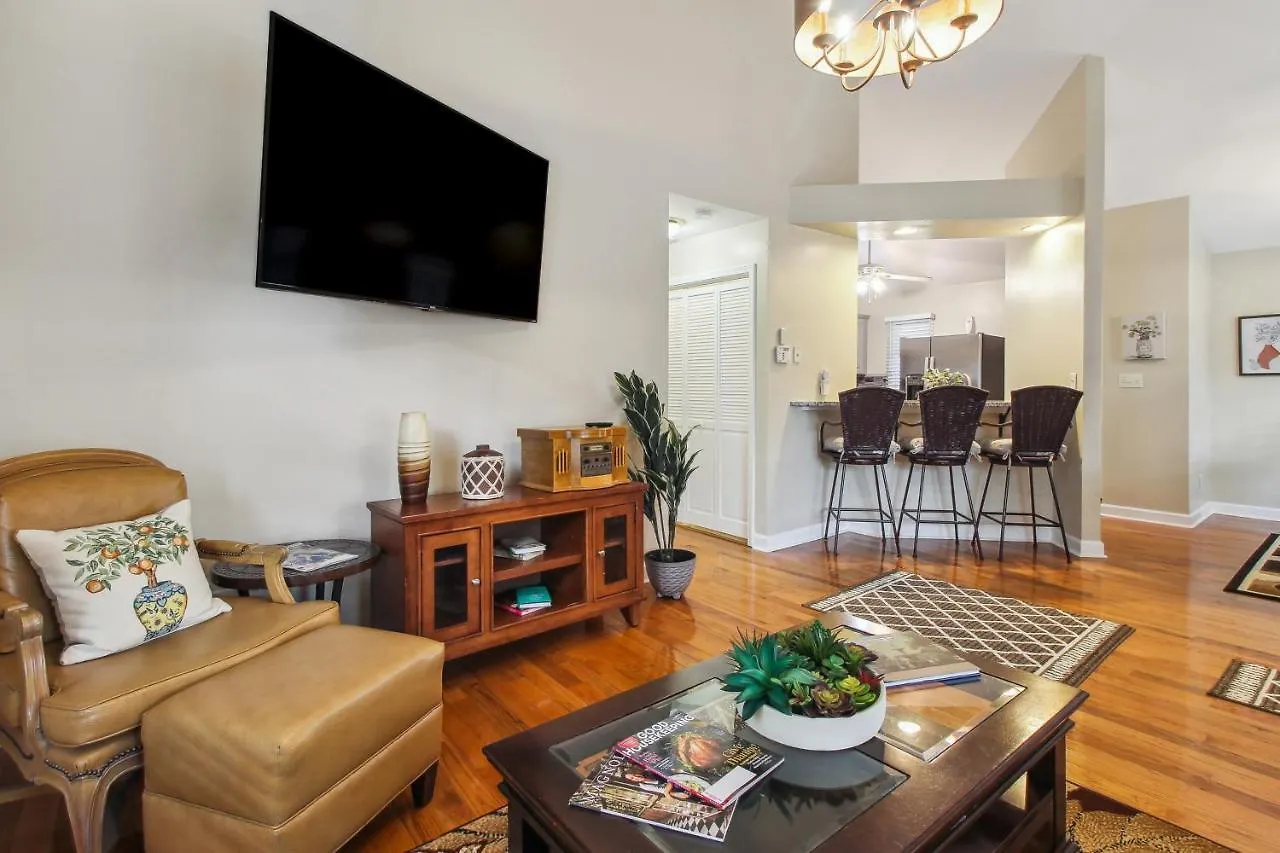 With Patio And Grill About 2 Mi To Downtown Holiday home *