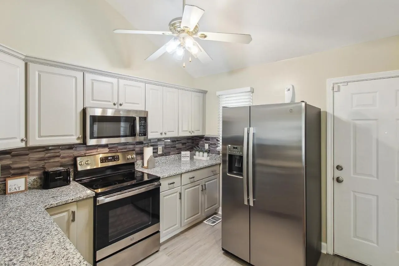 With Patio And Grill About 2 Mi To Downtown Holiday home