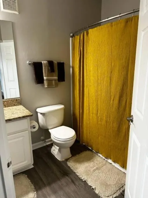Extravagant 2 Br/2 Ba *