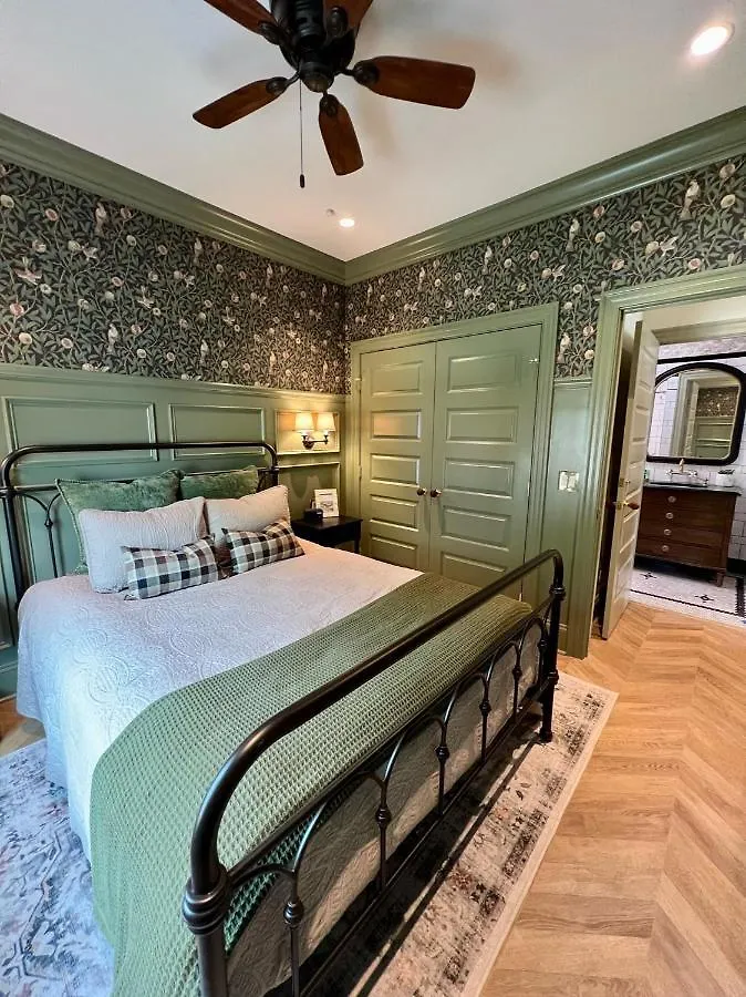 New Construction In Downtown Arts District Holiday home Savannah