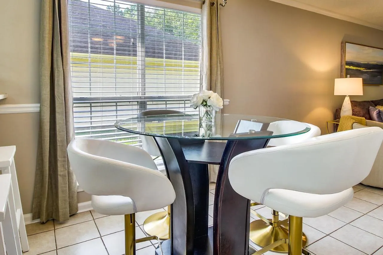 Soothing Townhome With Patio! Holiday home *