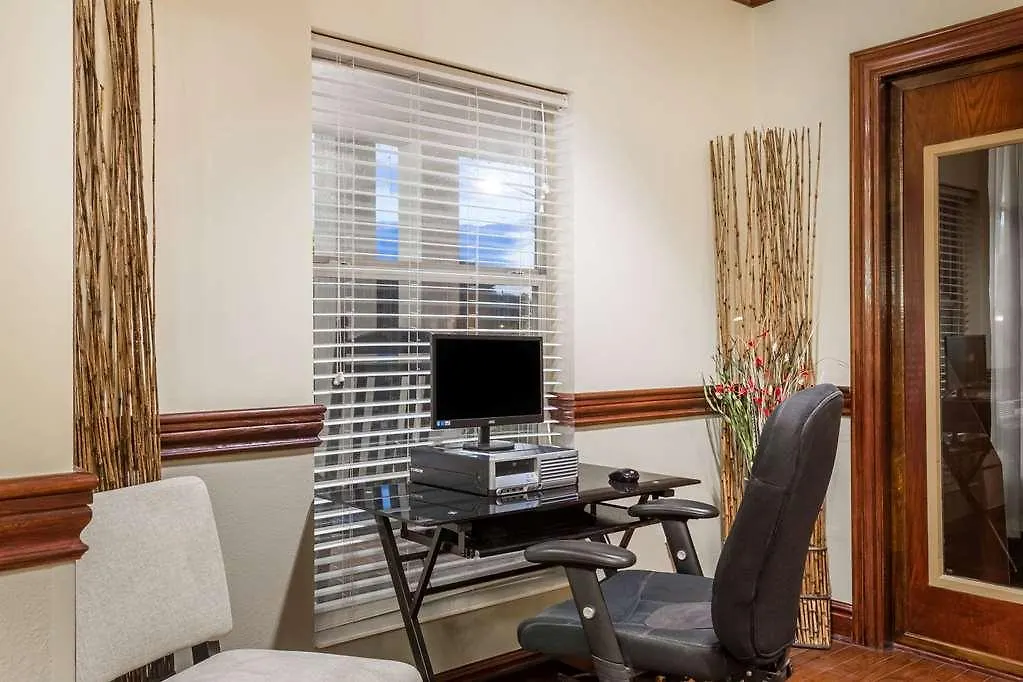 Wingate By Wyndham Gateway Hotel