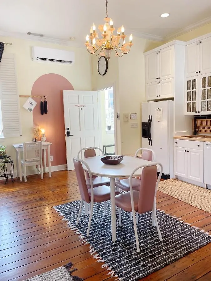 Charming 1885 Parlor Loft Downtown בית נופש סוואנה