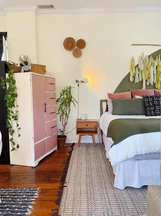 Charming 1885 Parlor Loft Downtown בית נופש