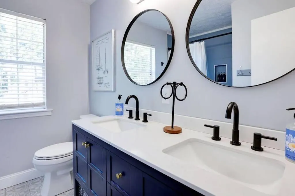 Contemporary Stylish Btw Dwtn Savannah&tybee!