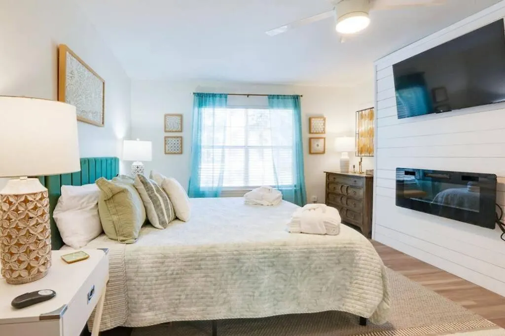 Contemporary Stylish Btw Dwtn Savannah&tybee! *