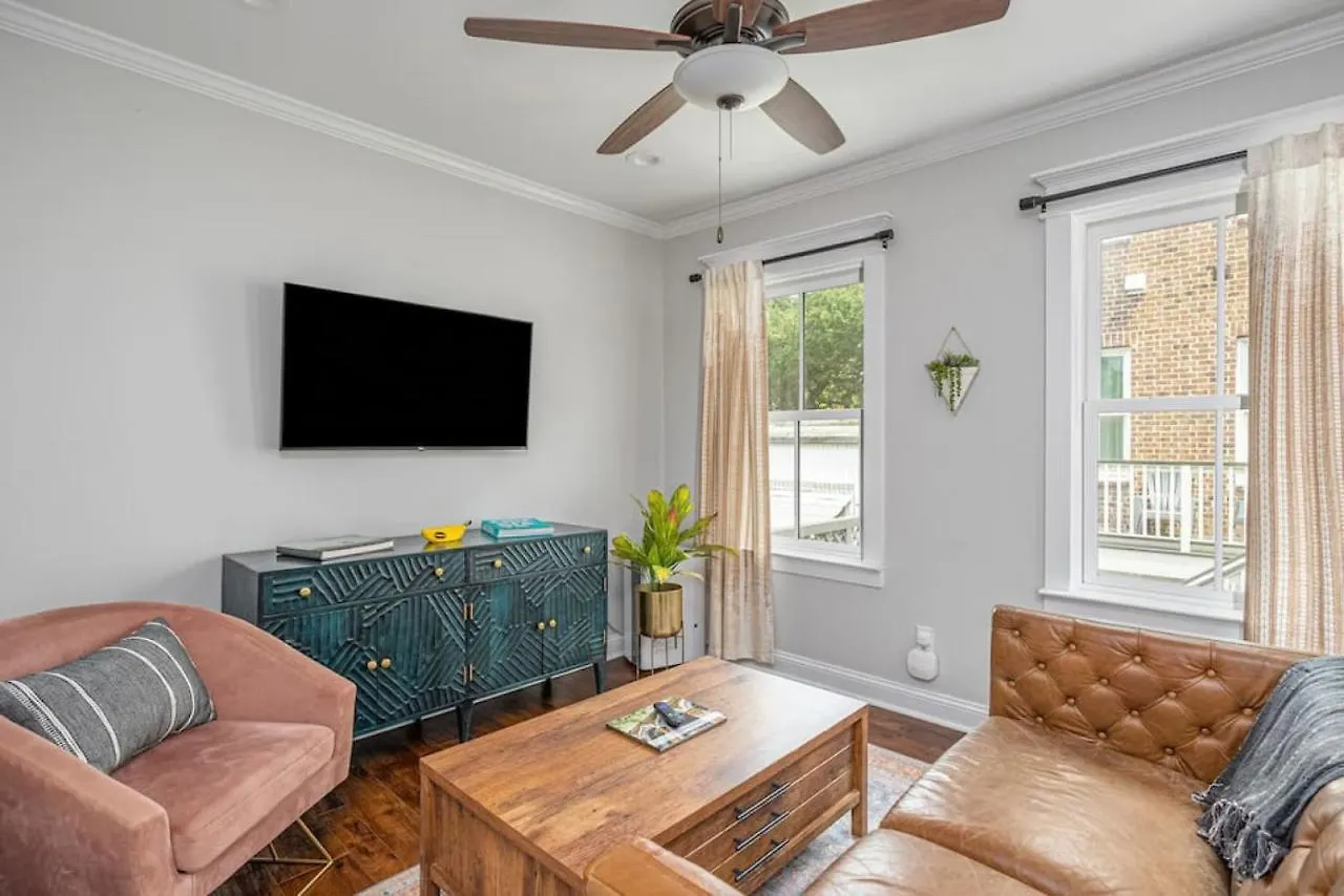 Bohemian Carriage House *