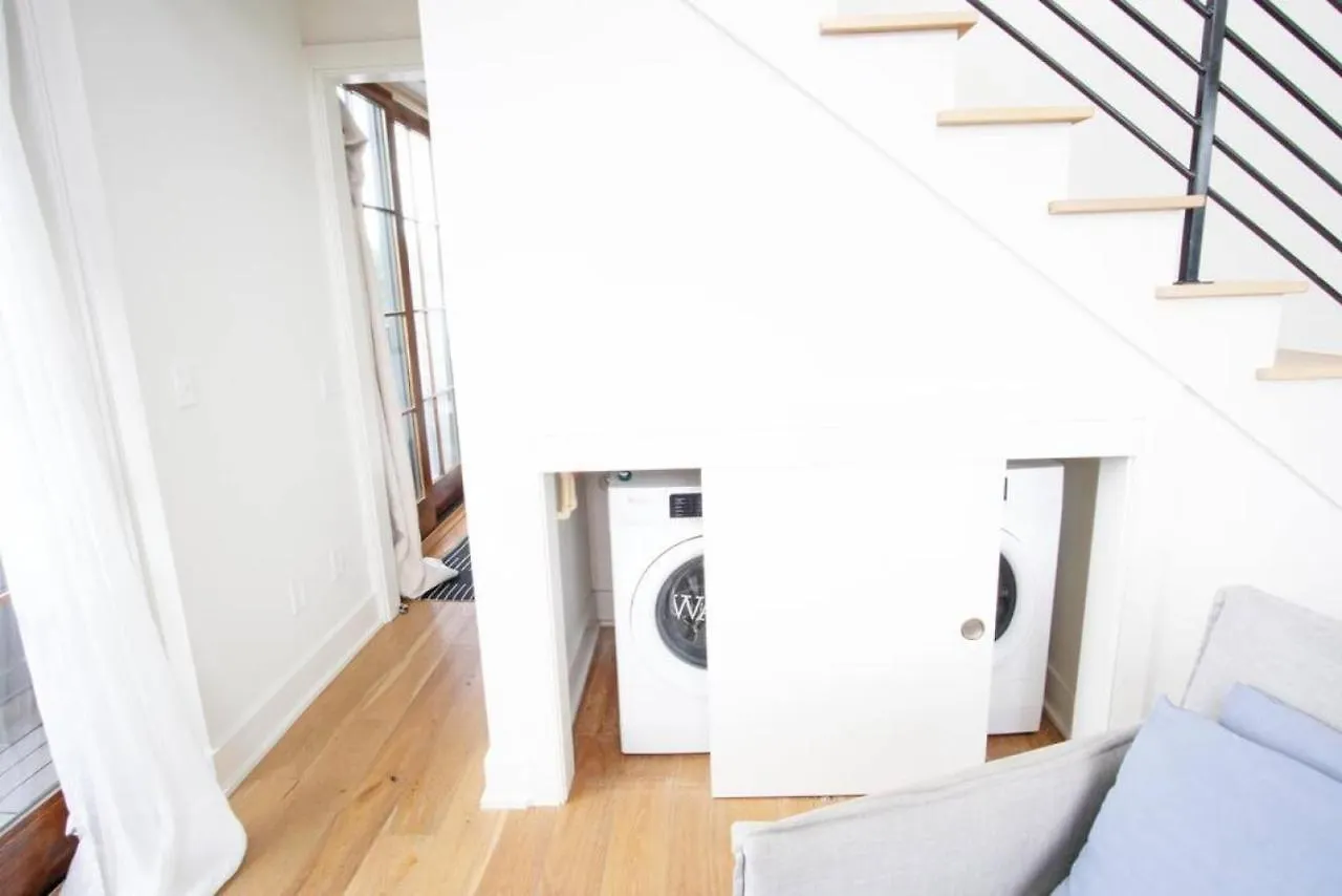 Apartment Top-floor 2 Bedroom In Downtown *