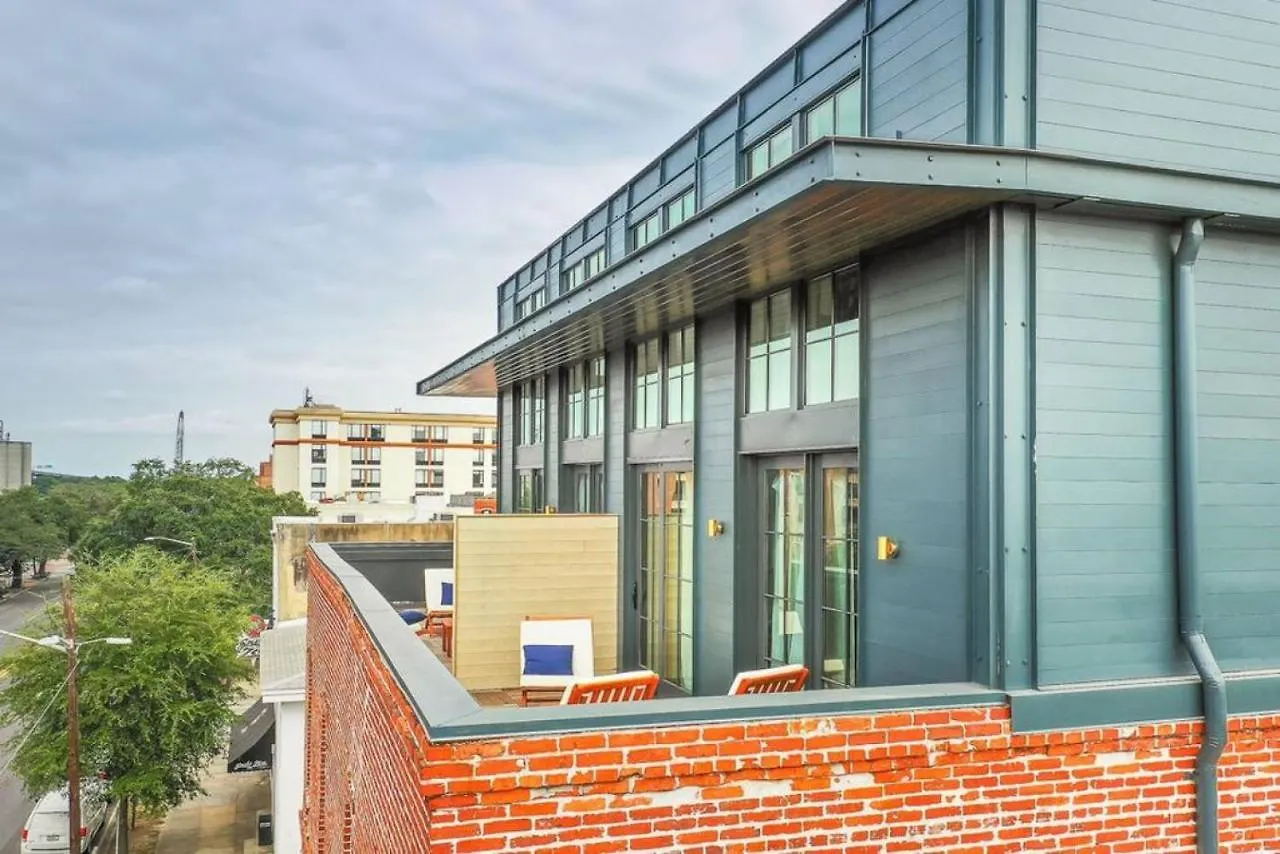Apartment Top-floor 2 Bedroom In Downtown *