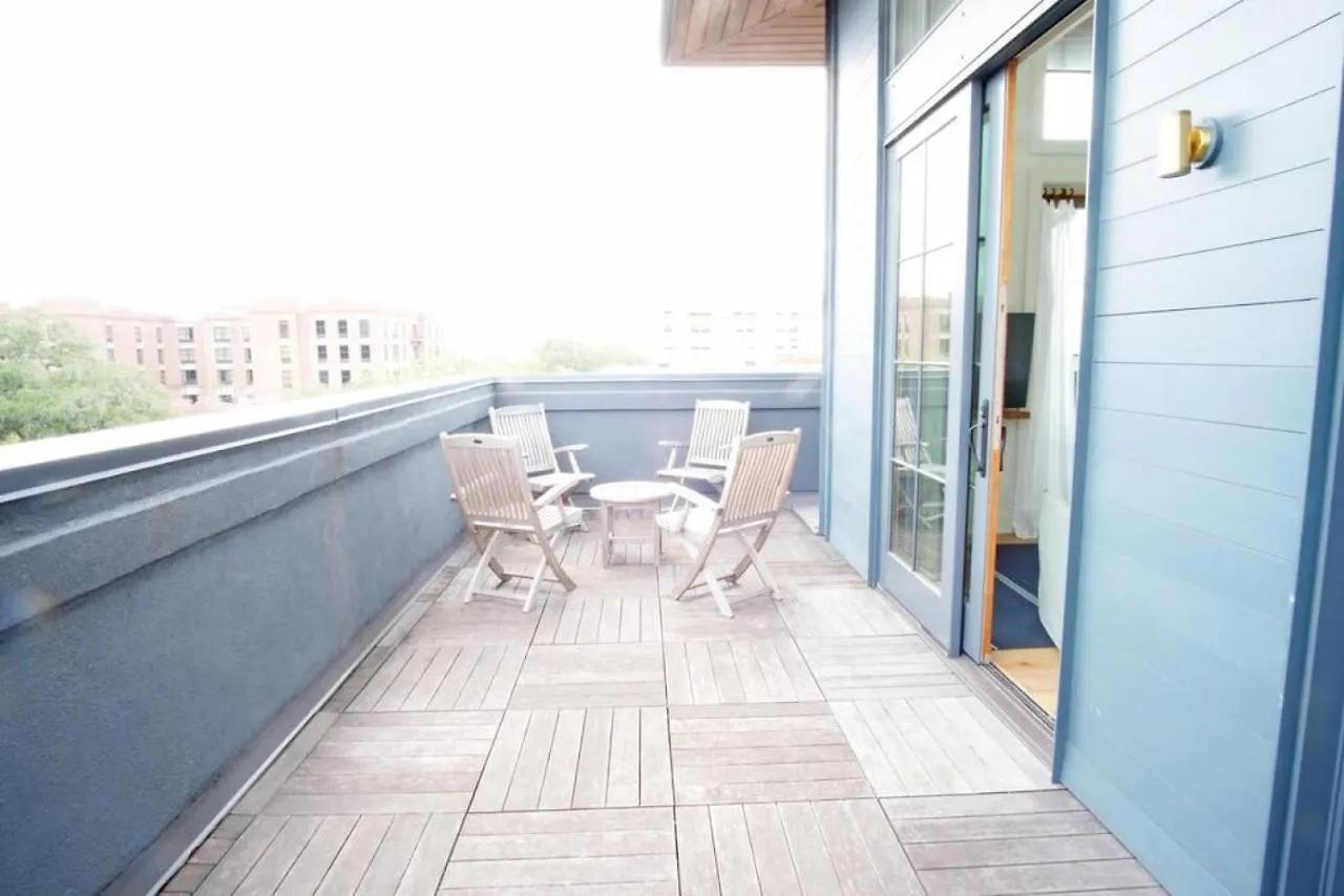 Top-floor 2 Bedroom In Downtown Apartment Savannah