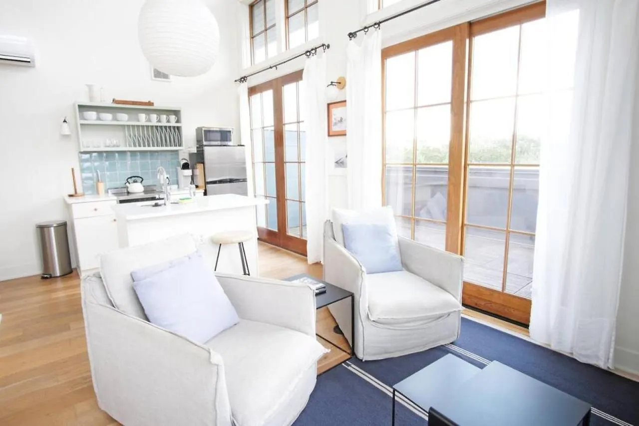 Top-floor 2 Bedroom In Downtown Apartment Savannah