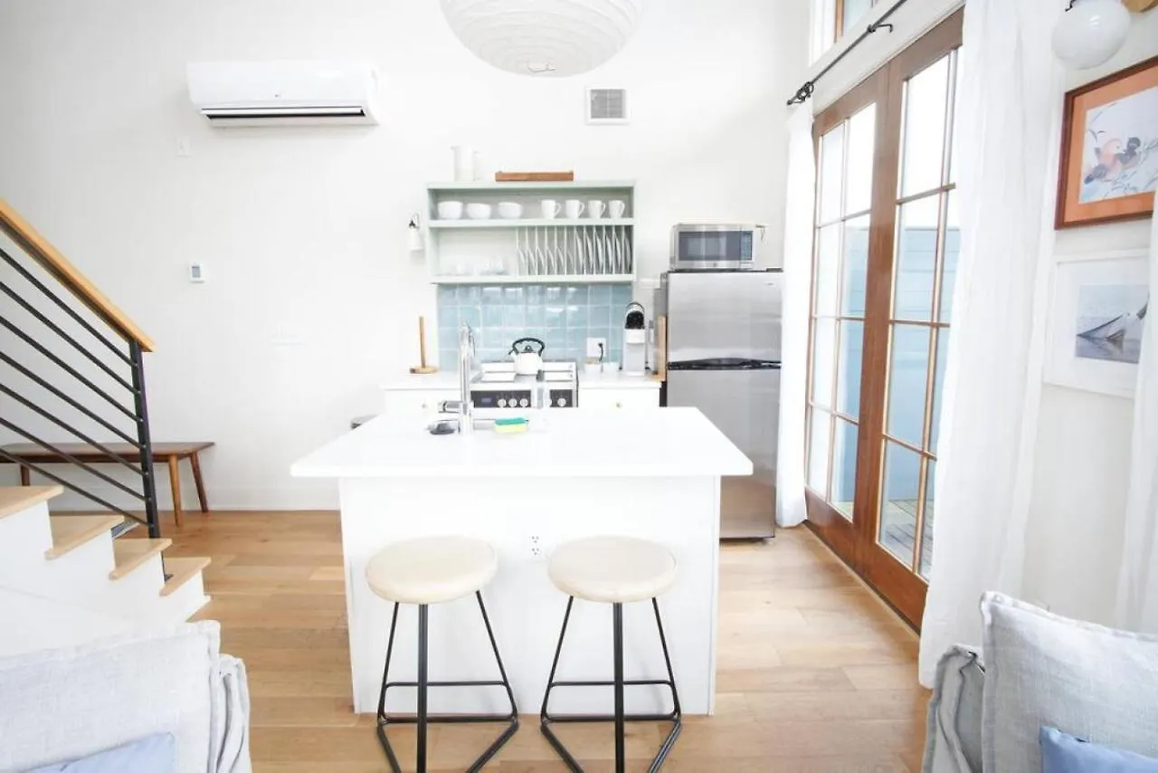 Apartment Top-floor 2 Bedroom In Downtown *