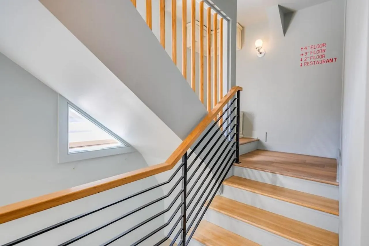Top-floor 2 Bedroom In Downtown Apartment