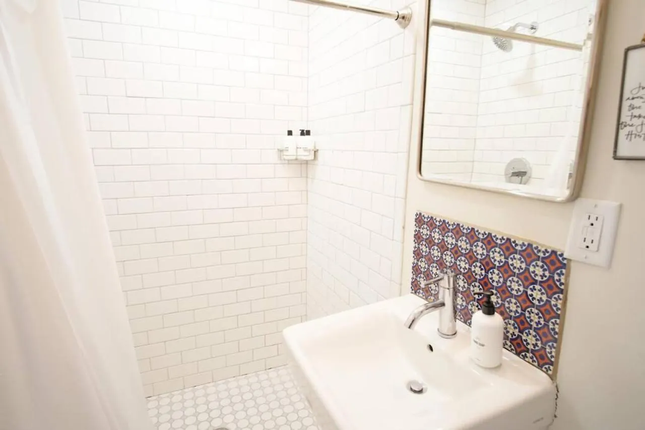 Top-floor 2 Bedroom In Downtown Apartment Savannah