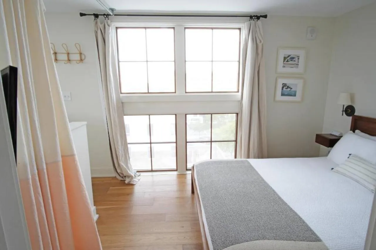 Top-floor 2 Bedroom In Downtown *