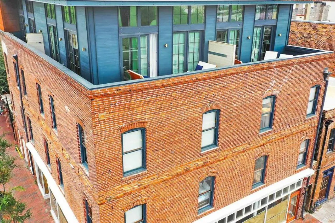 Top-floor 2 Bedroom In Downtown