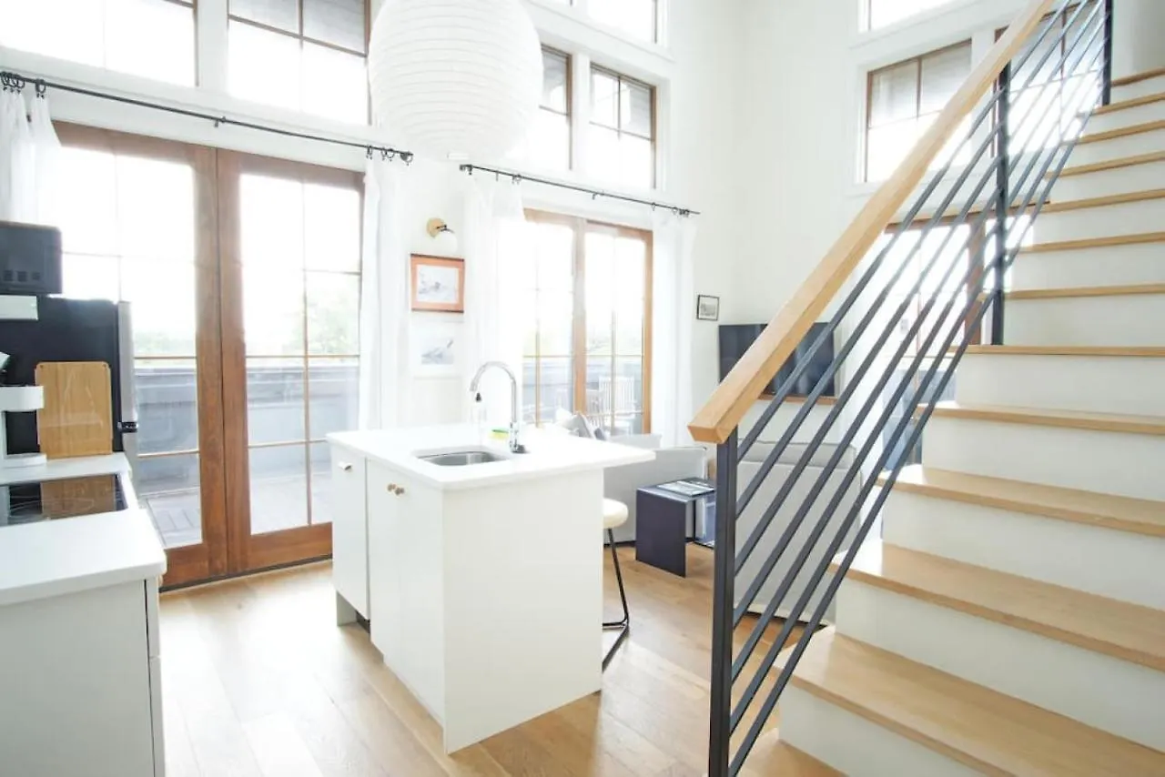 Apartment Top-floor 2 Bedroom In Downtown *