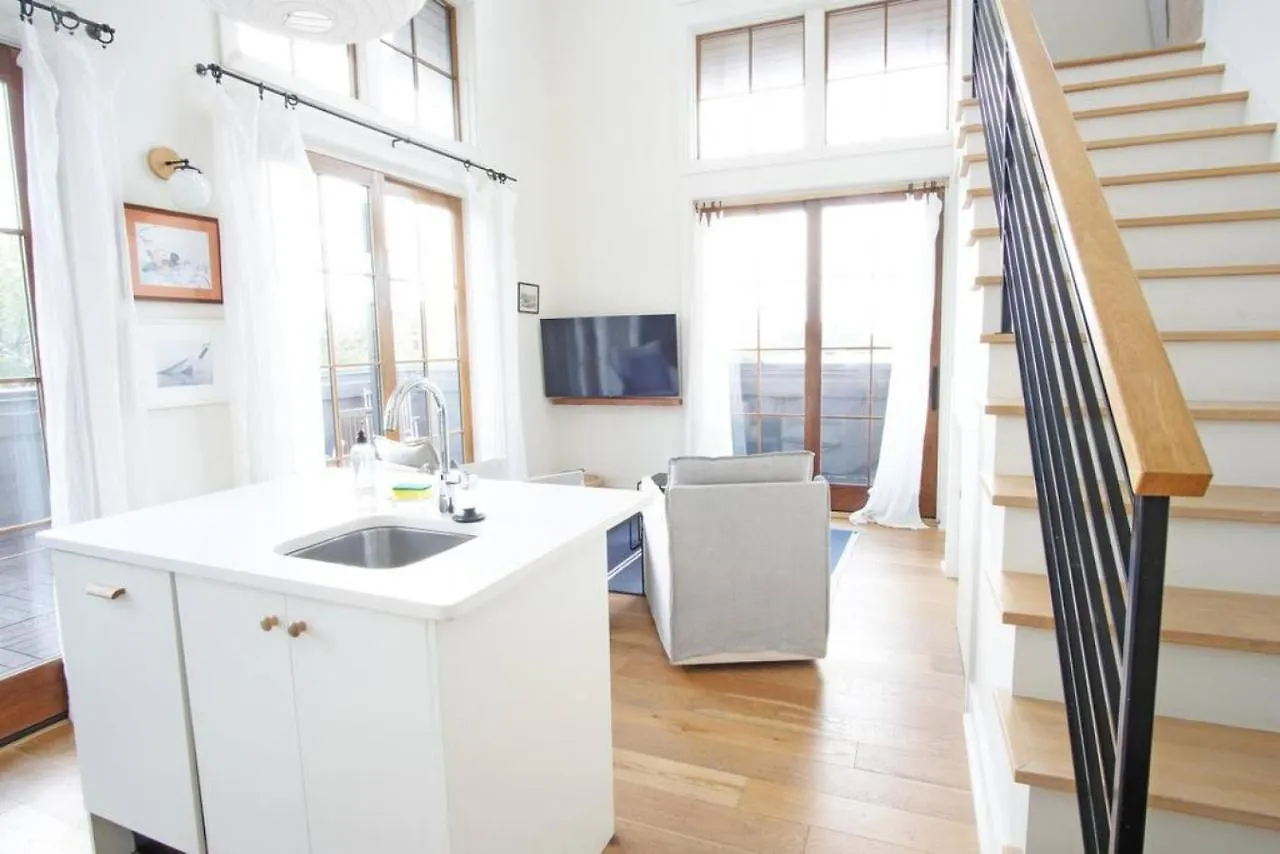 Top-floor 2 Bedroom In Downtown Apartment *